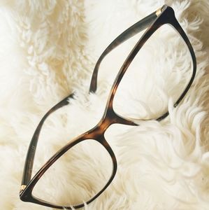 DOLCE & GABBANA reading